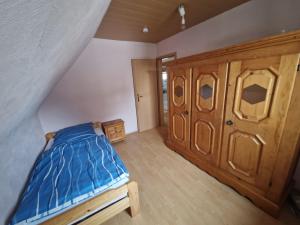 Postel nebo postele na pokoji v ubytování Ferienwohnung 3 mit Gartennutzung in Crailsheim zu vermieten