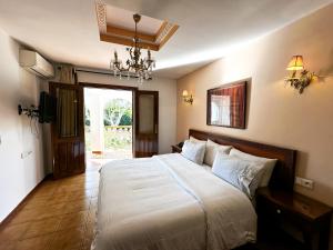 Una cama o camas en una habitación de Riad Dar Achaach