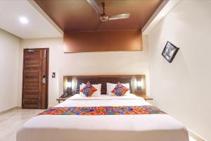Postel nebo postele na pokoji v ubytování FabHotel Prime Nestlay Rooms Ramnad - Nr Golden Shopping Mall