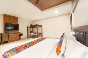 Postel nebo postele na pokoji v ubytování FabHotel Prime Nestlay Rooms Ramnad - Nr Golden Shopping Mall