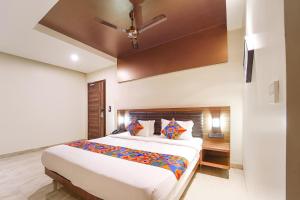 Postel nebo postele na pokoji v ubytování FabHotel Prime Nestlay Rooms Ramnad - Nr Golden Shopping Mall