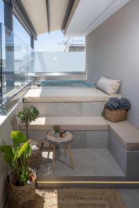A seating area at Heart Of Athens Apartments