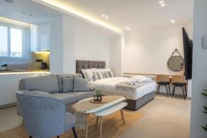 A seating area at Heart Of Athens Apartments Még 37 kép