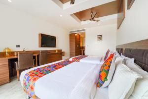 Postel nebo postele na pokoji v ubytování FabHotel Prime Nestlay Rooms Ramnad - Nr Golden Shopping Mall