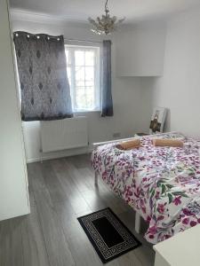 a bedroom with a bed and a window at OYO Baraka Edgware in Stone Grove