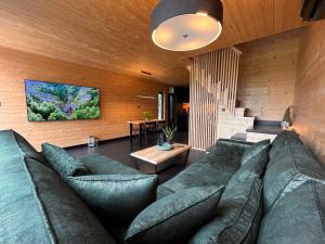 a living room with a couch and a table at Hytte pod Karpaczem in Miłków