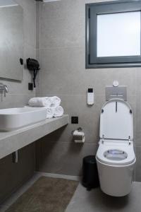 A bathroom at Heart Of Athens Apartments