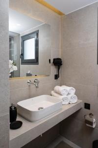 A bathroom at Heart Of Athens Apartments