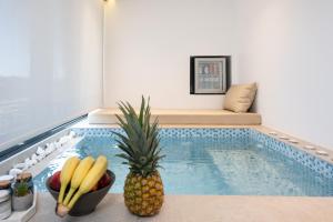 The swimming pool at or close to Heart Of Athens Apartments
