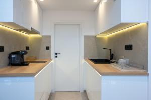 A kitchen or kitchenette at Heart Of Athens Apartments