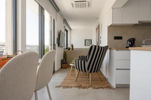 A kitchen or kitchenette at Heart Of Athens Apartments