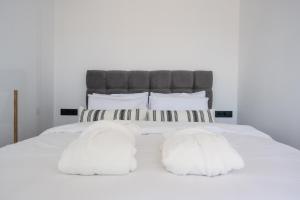 A bed or beds in a room at Heart Of Athens Apartments