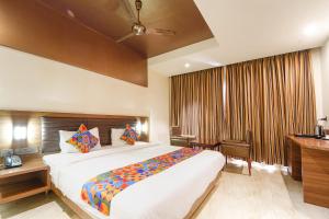 Postel nebo postele na pokoji v ubytování FabHotel Prime Nestlay Rooms Ramnad - Nr Golden Shopping Mall