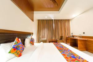 Postel nebo postele na pokoji v ubytování FabHotel Prime Nestlay Rooms Ramnad - Nr Golden Shopping Mall