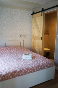 Postel nebo postele na pokoji v ubytování B&B Piebengastate Welsrijp