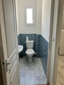 a bathroom with a toilet and a sink at Chambre dans une maison en Colocation proche paris et Disney Room in shared house in Vaires-sur-Marne