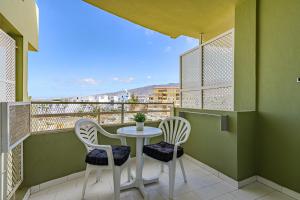 Apartamentos ORLANDO en Costa Adeje的阳台或露台