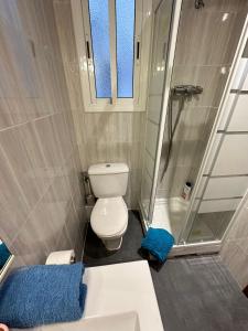 a small bathroom with a toilet and a shower at Rooms Argo in Barcelona