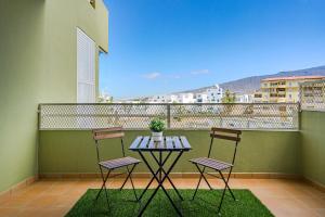 Apartamentos ORLANDO en Costa Adeje的阳台或露台