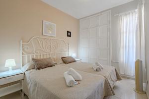 Apartamentos ORLANDO en Costa Adeje客房内的一张或多张床位