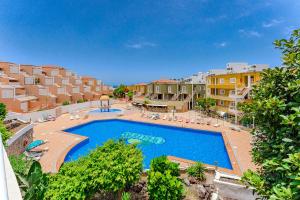 阿德耶Apartamentos ORLANDO en Costa Adeje的度假村游泳池的图片