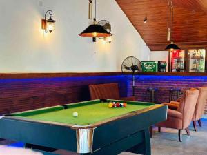 Biliár nebo kulečník v ubytování Gamodh Citadel Resort