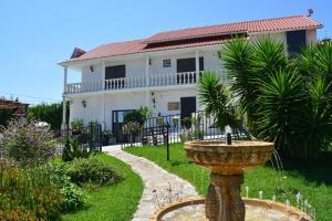 a house with a fountain in front of a yard at Villa Casa da Rosa, com piscina privada in Carvalheira Grande