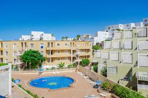 Bazén v ubytovaní Apartamentos Orlando Costa Adeje alebo v jeho blízkosti