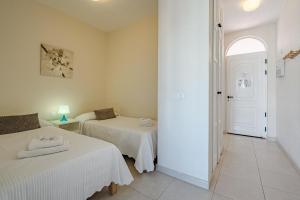 Posteľ alebo postele v izbe v ubytovaní Apartamentos Orlando Costa Adeje + 11 fotografií
