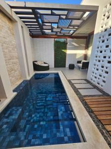 una piscina con piastrelle blu in un edificio di Casa Ideal e Confortável a Sinop