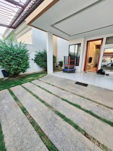 un portico di una casa con una sedia dentro di Casa Ideal e Confortável a Sinop Altre 26 foto