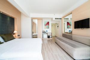 TV a/nebo společenská místnost v ubytování Manolya Hotel