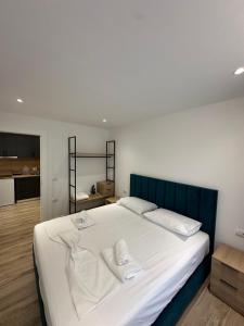 Postel nebo postele na pokoji v ubytování IO's Apartments