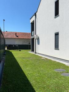 Budova, kde se apartmán nachází + 22 fotografií