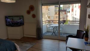 TV a/nebo společenská místnost v ubytování T1 Bis - centre historique-très calme-terrasse