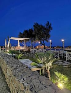 Un altar de bodas y un muro de piedra por la noche en CASA al MARE, en Ladispoli