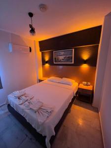 Postel nebo postele na pokoji v ubytování Kılavuz otel