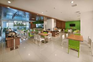 Restoran ili drugo mesto za obedovanje u objektu Whiz Prime Hotel Pajajaran Bogor