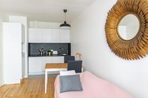 Η κουζίνα ή μικρή κουζίνα στο Séjour Élégance au pied du Chateau de Vincennes