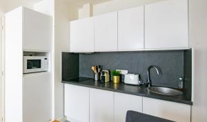 Η κουζίνα ή μικρή κουζίνα στο Séjour Élégance au pied du Chateau de Vincennes