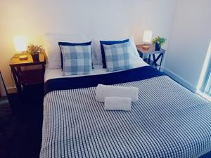 Postel nebo postele na pokoji v ubytování City Centre Apartments, Free Parking - Quality City