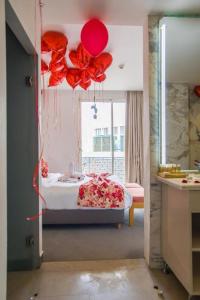 Uma cama ou camas num quarto em Mandarin Palace Hotel & Spa