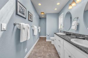 Koupelna v ubytování Roads End Light House + 42 fotografií