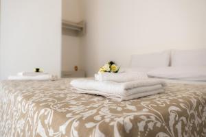 a pile of towels on a bed in a room at Casa del Moro in Santo Stefano di Camastra