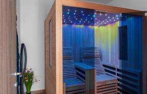 Una habitación con balcón con luces de colores. en Stunning Home In Vrsi With Sauna, en Vrsi