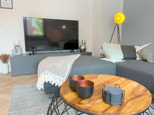 a living room with a couch and a table with baskets at City Apartment Bremen an der Weser in Bremen