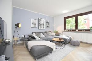a living room with a couch and a table at City Apartment Bremen an der Weser in Bremen