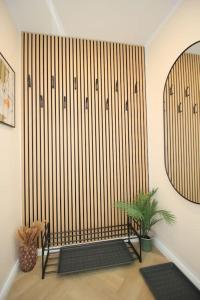 a room with a bench and a large wooden wall at City Apartment Bremen an der Weser in Bremen +11 photos