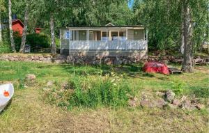 Garður fyrir utan Beautiful Home In Tranås With Lake View