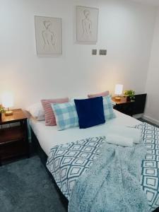 Postel nebo postele na pokoji v ubytování City Centre Apartments, Free Parking - Quality City